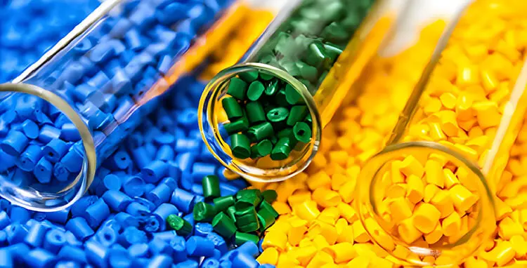 What pigments are used in plastics, and what key properties should they have?